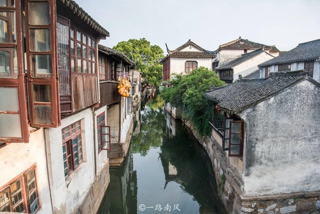 格子衬衫+蓝色吊带+高腰短裤，时尚魅力势不可挡，你爱了吗？